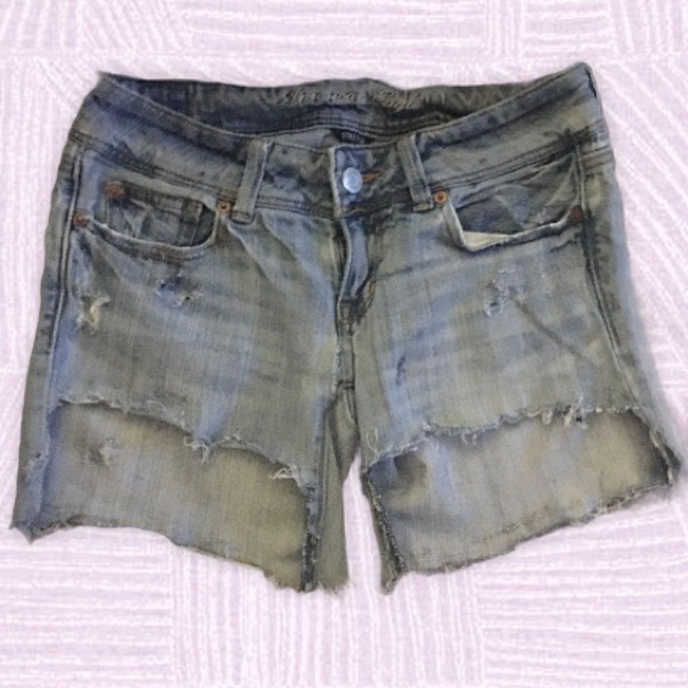 AMERICAN Eagle stretch distressed jean shorts